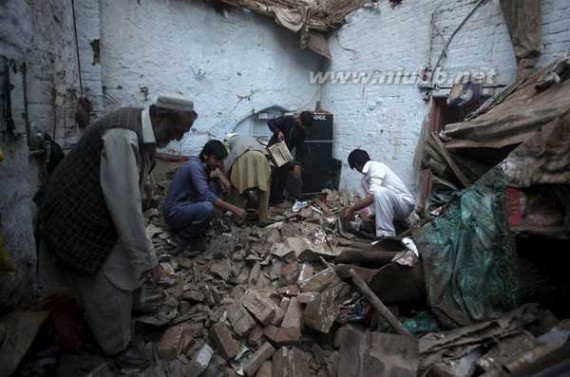 逃出办公大楼 直击阿富汗7.8级大地震