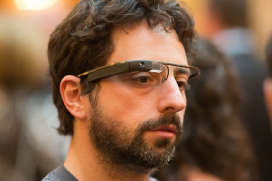 谷歌创始人塞吉·布林佩戴谷歌眼镜出席活动。