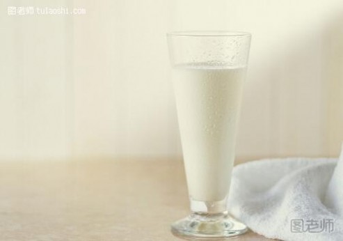 宝宝喝奶粉过敏 宝宝多大可以喝牛奶？宝宝喝牛奶过敏腹胀怎么办？