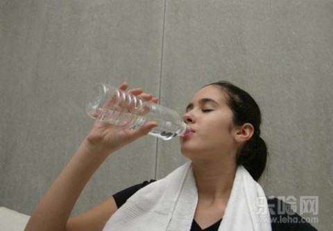 运动后多久喝水 运动后多久可以喝水,运动后多久喝水,运动后多长时间可以喝水