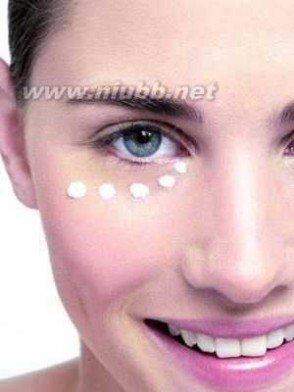 眼霜的使用方法 错误眼霜使用法让你越擦越老