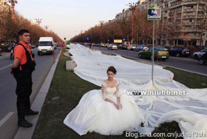 世界上最长的婚纱 3千米世界最长婚纱诞生，17岁嫩模乘热气球展示（组图）