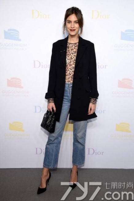 艾里珊·钟 艾里珊·钟（Alexa Chung ）最新私服 小西装+牛仔裤帅气又时髦