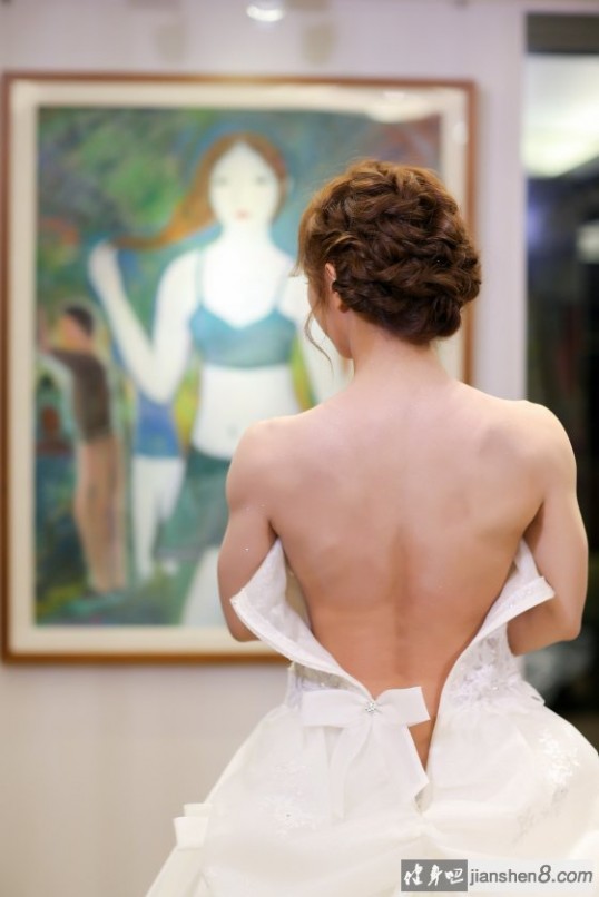 穿婚纱做引体向上 最猛新娘——台湾肌肉新娘“小猪”穿婚纱引体向上！