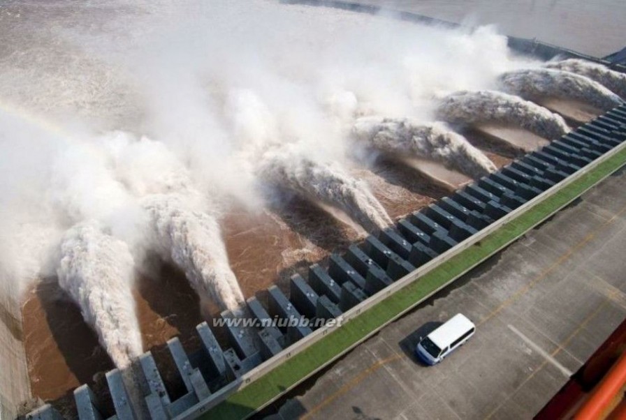三峡泄洪 三峡大坝泄洪壮观场面：最大流量每秒7万立方米[图]