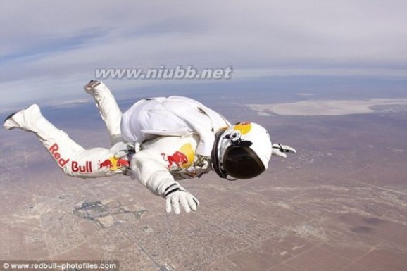 跳伞的最低高度 肉体突破音速：3.7万米高空跳伞挑战自由落体纪录