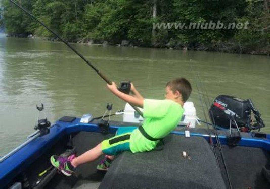 9岁男孩捕获大鱼 9岁男孩捕获大鱼重272公斤 成功降服后将其放生