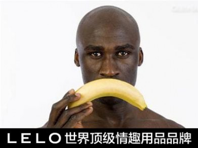  男人自慰同样需要进行锻炼：使用粗壮香蕉来自慰