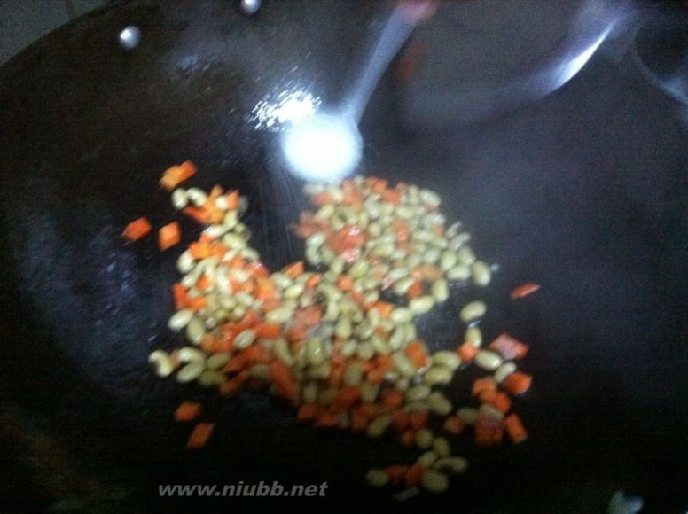 炒黄豆 胡萝卜丁炒黄豆的做法，胡萝卜丁炒黄豆怎么做好吃，胡萝卜丁炒黄豆的家常做法