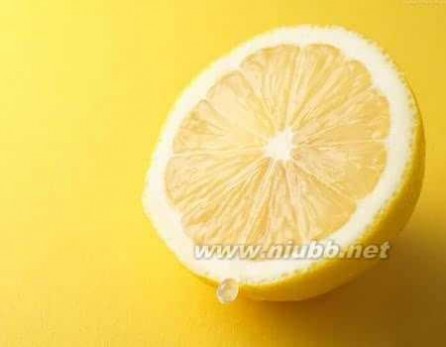 柠檬泡水 美白减肥柠檬片泡水讲究多 你真的泡对了吗？