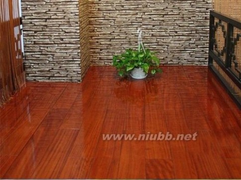 怎样判断多层实木复合地板的耐磨损性能及加工精密度_多层实木复合地板