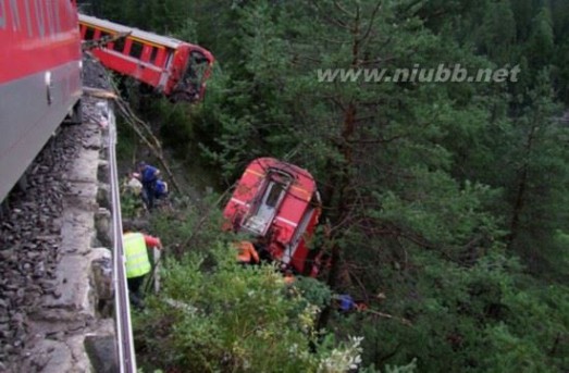 瑞士火车遇山崩坠崖 瑞士火车遇山崩坠崖 其铁路系统曾被称最安全