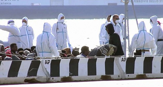 意大利沉船 地中海载有700名移民沉船现场照片曝光 大量人被蛇头锁在船舱