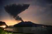 日本樱岛火山喷发 日本樱岛火山持续喷发 梦幻夜景吸引摄影爱好者