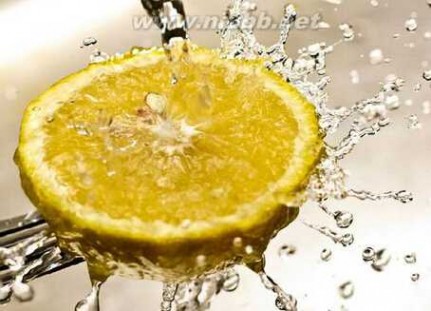 柠檬片泡水减肥法 柠檬泡水减肥方法 柠檬水的制作