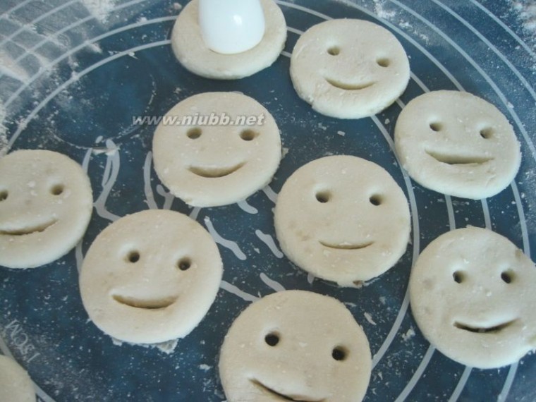 设计土豆脸 笑脸土豆饼的做法，笑脸土豆饼怎么做好吃，笑脸土豆饼的家常做法
