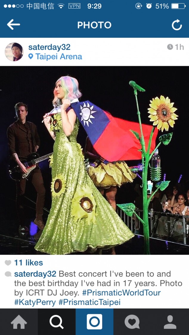 katy “水果姐”Katy Perry台北开个唱 披中华民国国旗配太阳花长裙