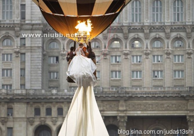 世界上最长的婚纱 3千米世界最长婚纱诞生，17岁嫩模乘热气球展示（组图）