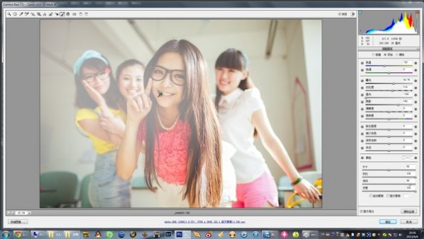 PhotoShop(PS)将宿舍中的女生照片调成淡紫色实例教程