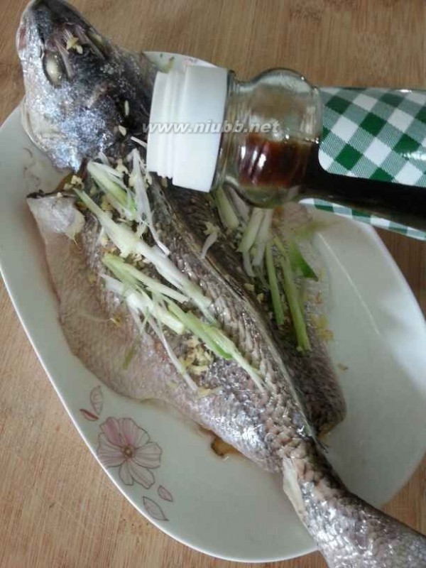 小白花怎么做 清蒸白花鱼的做法，清蒸白花鱼怎么做好吃，清蒸白花鱼的家常做法