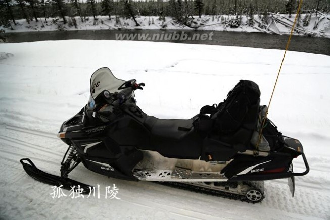 冬天美国黄石公园里的雪地摩托车(图)
