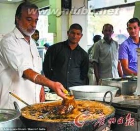 炸鱼粘锅 印度老汉200度油锅徒手“炸鱼”从来没被烧伤