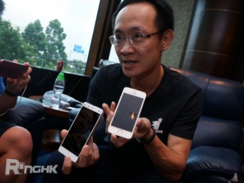 談到抄襲問題時，林斌甚至拿出小米手機 4 來跟 iPhone 5s，比較設計上的分別