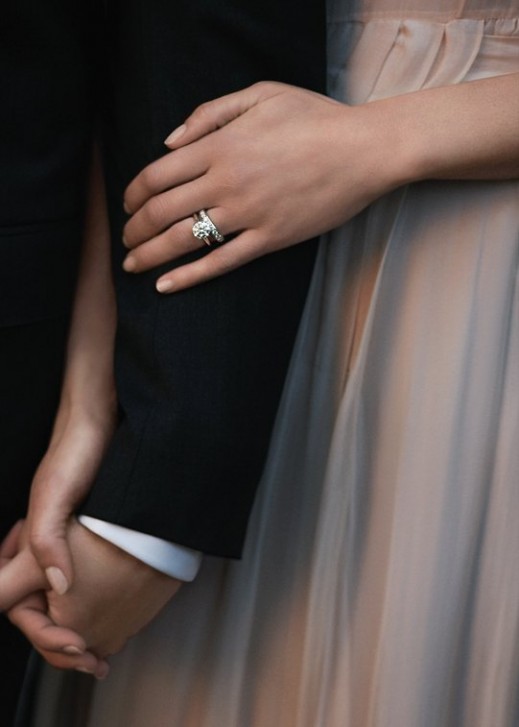 结婚戒指带哪只手 结婚戒指带那只手|结婚戒指戴在哪只手好