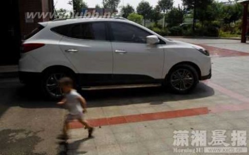 4岁男童被锁车中 湖南湘潭4岁男童正午被锁车中身亡 车窗全是手印
