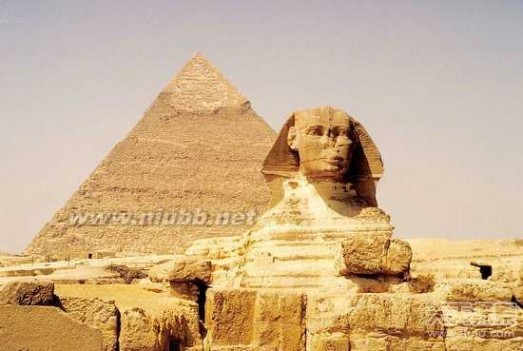 金字塔的秘密 专家们正努力揭示埃及金字塔的秘密（双语）
