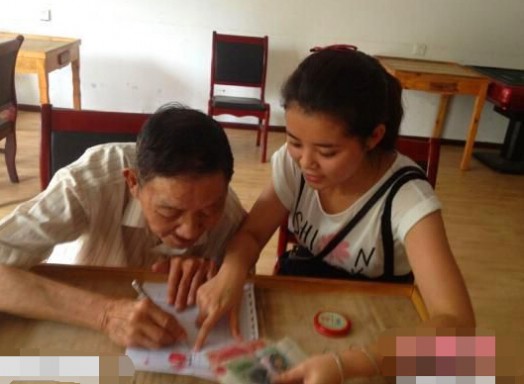 湖北宜昌13名志愿者接力照顾孤寡老人20年