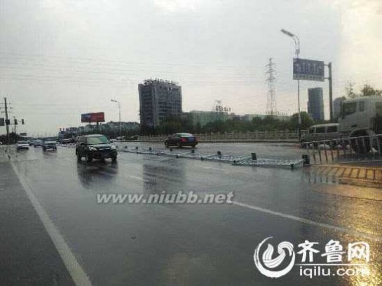 路障电影 东营狂风骤雨还夹杂冰雹 西一路路障刮倒一片