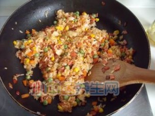 给剩米饭披上华丽的外衣—蛋包饭_蛋包饭的做法