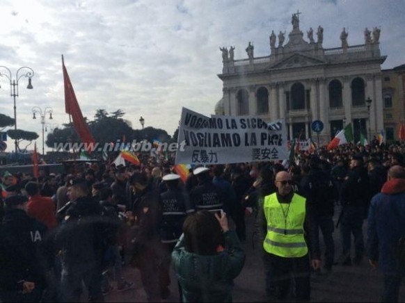 “针对华人的暴力太多” 罗马上千华人游行抗议_华人街意大利