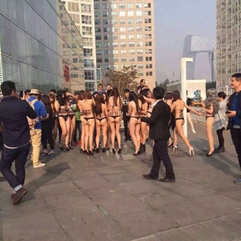 北京街头：比基尼恶俗营销 朝阳群众制止