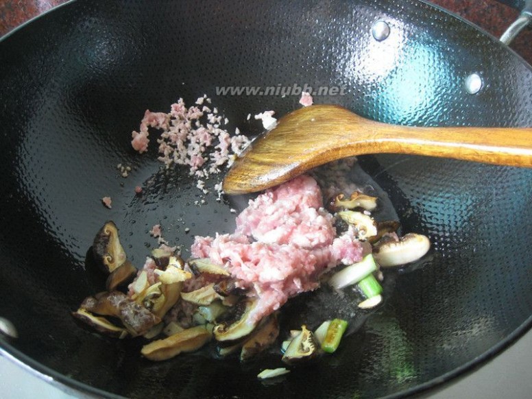 红烧海参的做法 红烧海参的做法，红烧海参怎么做好吃，红烧海参的家常做法