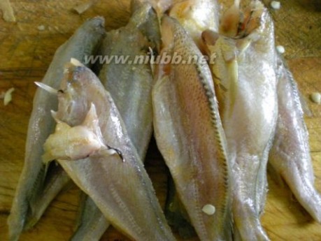 炖黄花鱼的做法 炖小黄花鱼的做法，炖小黄花鱼怎么做好吃，炖小黄花鱼的家常做法