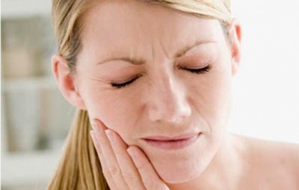 治疗牙齿痛的偏方 牙疼快速止疼偏方 10个小妙招快速止牙疼