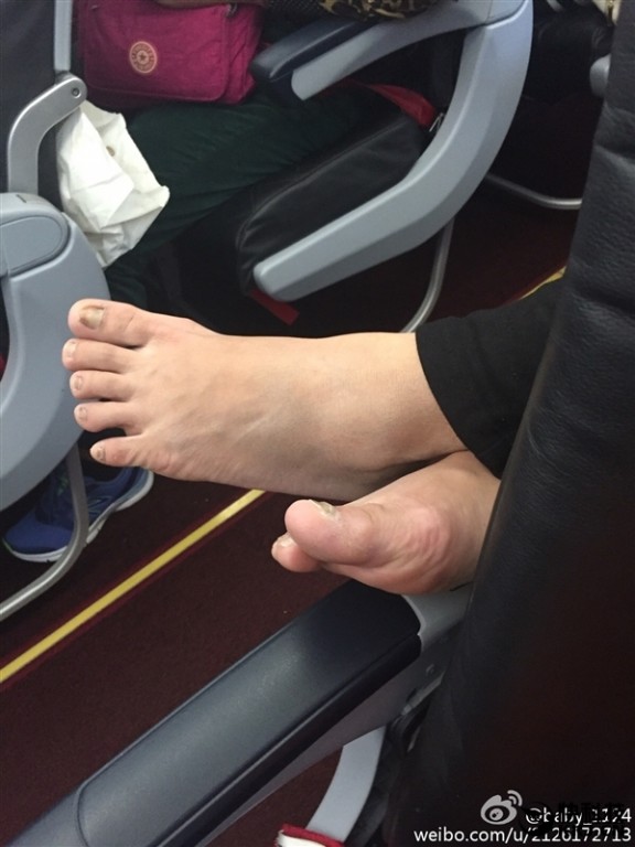 大妈国际航班上脱鞋凉脚 航空公司:不违规 但没素质