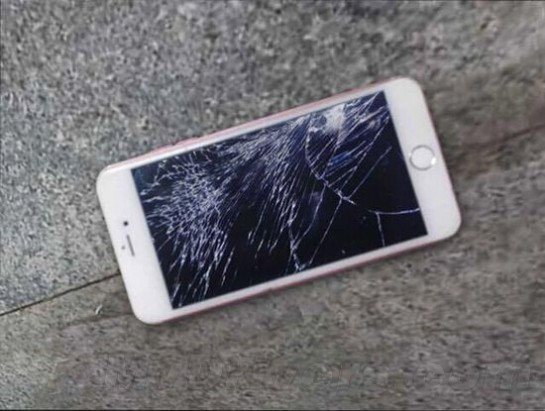 震惊了！男子送iPhone 6S 女友愤怒摔碎