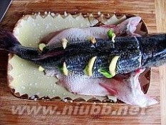 清蒸鲈鱼的做法 椒汁蒸鲈鱼的做法，椒汁蒸鲈鱼怎么做好吃，椒汁蒸鲈鱼的家常做法