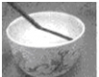 小孔成像的原理 如图所示的光现象中，与小孔成像的原理相同的是（）A．屏幕上的“手影”B．茶杯在镜中的“倒影”C．水中
