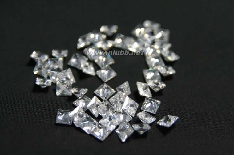水晶钻石 锆石是什么，锆石和钻石的区别，锆石和水晶的区别