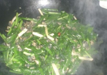 螺蛳肉炒韭菜的做法