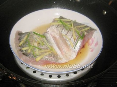 海鲈鱼的家常做法 清蒸海鲈鱼的做法，清蒸海鲈鱼怎么做好吃，清蒸海鲈鱼的家常做法