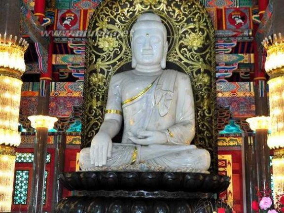 梅山寺 厦门梅山寺：全国最大的缅甸白玉佛像