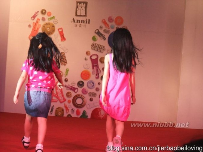 子祎的六一儿童节在快乐的模特走秀工作中度过-T100和安奈儿童装走秀