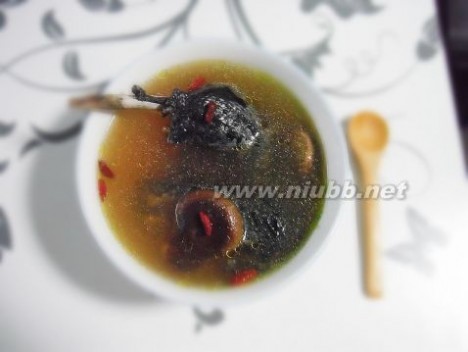 香菇鸡汤的做法 香菇乌鸡汤的做法，香菇乌鸡汤怎么做好吃，香菇乌鸡汤的家常做法