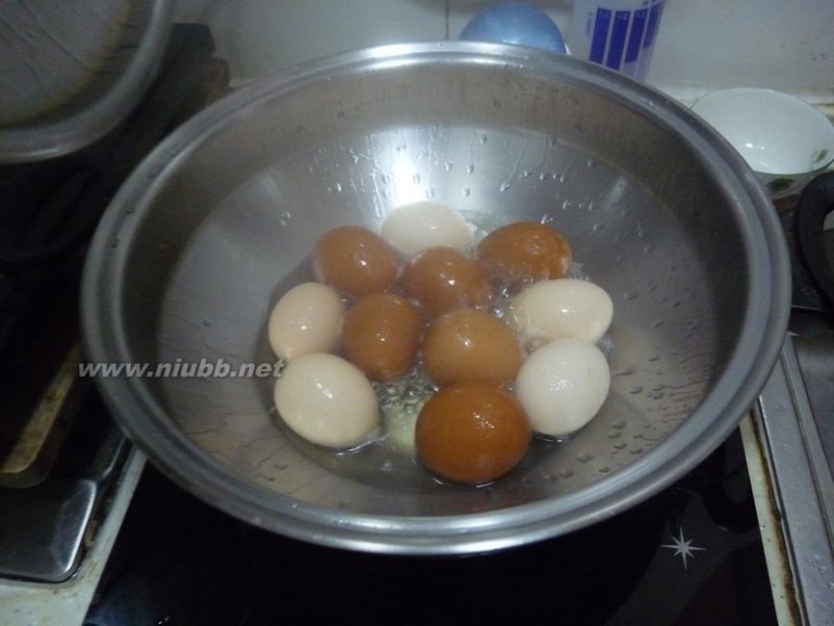咸鸡蛋的腌制方法 自腌咸鸡蛋的做法，自腌咸鸡蛋怎么做好吃，自腌咸鸡蛋的家常做法