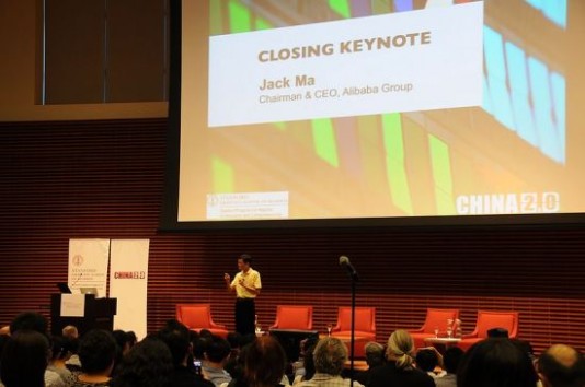 阿里巴巴集团董事长及CEO马云周五作客美国斯坦福大学演讲。(新浪北美王莹/摄)